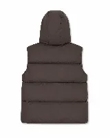 Chaleco puffer acolchado color marrón con capucha integrada. Presenta cierre frontal con botones a presión y parche con logo de la marca en el pecho. Diseño sin mangas con ajuste regular.