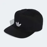 Gorra Adidas Snapback Adicolor de color negro, con visera plana y el logo del Trifolio bordado en blanco en el panel frontal.