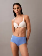 Bombacha hípster de talle medio Calvin Klein Ideal Cotton, color celeste, confeccionada en mezcla de algodón y elastano, con ribetes elásticos planos y logo en el lateral.