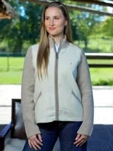 Campera de diseño combinado con frente y espalda en paño de lana color crudo y mangas tejidas en punto acanalado color beige. Presenta cuello alto, cierre frontal completo y bolsillos laterales con ribete.