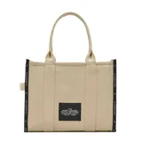 Bolso tote de gran tamaño confeccionado en tejido jacquard, color negro con letras en contraste. Presenta cierre superior con cremallera, doble asa superior y diseño espacioso con múltiples bolsillos interiores.