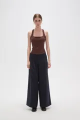 Musculosa deportiva de poliamida, color negro, con cuello cuadrado y breteles anchos. Diseño ajustado al cuerpo con costuras laterales visibles.