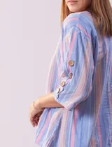 Blusa de algodón con diseño de rayas verticales en tonos azul, rosado y amarillo, escote en V con botones de madera, y mangas cortas con detalles de botones en los laterales.