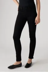 Jeans ajustados de tiro medio, color negro, con tecnología Tummy-Slimming que comprime el abdomen y Levi's® Sculpt Hyper Soft.