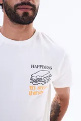 Remera blanca de cuello redondo y manga corta, confeccionada en algodón. Presenta un diseño estampado en el pecho que incluye un dibujo de un sándwich y el texto 'Happiness in small things'.