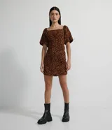 Vestido corto de viscosa con estampado animal print en tonos marrón y negro. Presenta escote cuadrado y mangas cortas abullonadas.