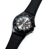 Reloj analógico con caja redonda negra y correa de silicona negra. El dial es gris con números blancos y agujas plateadas. El segundero es rojo.