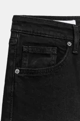 Jeans de tiro alto con diseño cropped flare, cinco bolsillos y bajo deshilachado. Cierre frontal con cremallera y botón metálico.