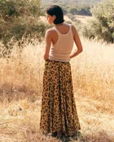 Falda larga fluida de viscosa jacquard con estampado de leopardo y bandas laterales en contraste. Cuenta con cintura elástica y bolsillos laterales.
