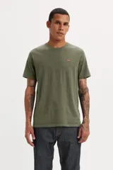 Remera verde militar de algodón, de corte clásico y manga corta. Presenta logo de Levi's en el pecho.