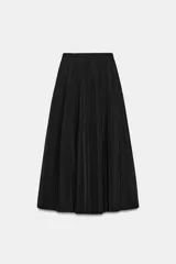 Falda midi de tiro alto en color verde militar, con diseño acampanado y cintura elástica. Presenta costuras verticales que definen su estructura y cierre lateral con cremallera oculta.