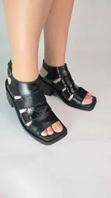 Sandalias de cuero legítimo con diseño multicolor en tonos tostado, marrón oscuro y beige, taco bloque de madera de 6.5 cm y tira ajustable con hebilla metálica al tobillo.