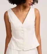 Chaleco femenino color blanco, sin mangas, con escote en V y abotonadura frontal. Presenta pences para un calce entallado y espalda descotada.