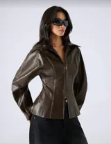 Chaqueta de efecto cuero en color marrón chocolate, con silueta entallada, cierre frontal con cremallera, cuello amplio y mangas con volumen.