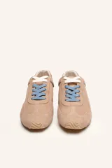 Zapatilla de gamuza color bordó con cordones bicolores, interior de cuero vacuno y suela de caucho blanca y beige.