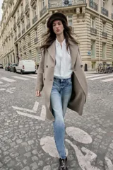 Abrigo largo cruzado color gris oscuro, confeccionado con lana. Presenta cuello solapa, manga larga, bolsillos delanteros de plastrón y cierre frontal con botones.