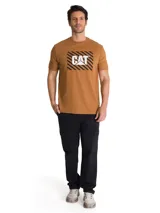 Remera Caterpillar color marrón con estampa gráfica en el pecho que combina líneas diagonales negras y el logo de la marca en blanco.