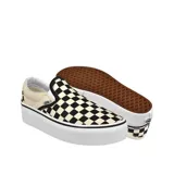 Zapatillas Vans Classic Slip-On con plataforma, sin cordones, con estampado a cuadros blancos y negros, cuello acolchado y suela waffle de caucho.
