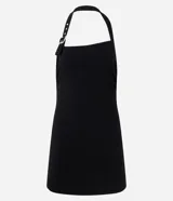 Enterito corto negro de bengalina, con escote halter, modelado ajustado y detalle de hebilla en la tira.