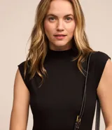 Vestido midi ajustado de color azul marino, confeccionado en tejido rib (acanalado) de viscosa y elastano. Presenta cuello alto y mangas cortas.