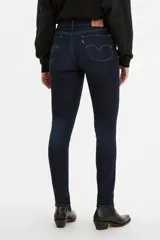 Pantalón de jean azul oscuro, corte skinny, tiro medio y confeccionado con tejido elástico.