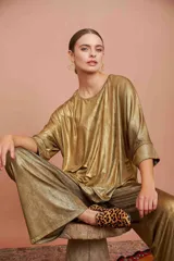 Top dorado amplio con escote redondo y mangas murciélago.