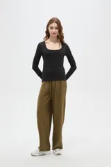 Top de manga larga color blanco, con cuello redondo amplio y ajuste al cuerpo.