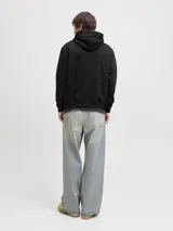 Buzo con capucha y manga larga, fit relajado, color negro. Confeccionado en tejido loopback con interior suavemente cepillado. Presenta un pequeño bordado blanco en el pecho.