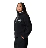 Buzo polar tipo sherpa de corte cropped, color negro con detalles en gris y blanco. Presenta cuello alto con cierre de botones a presión, bolsillo frontal con cierre en el pecho y logo de la marca bordado.