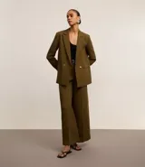 Blazer oversize color verde oliva, con solapas en el cuello y doble abotonadura delantera.