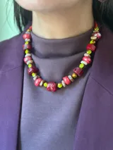 Collar corto de diseño artesanal compuesto por una combinación de piedras reconstituidas, piedras naturales y cristales checos facetados en tonos rojos, verdes lima y detalles metalizados. Cuenta con cierre de cadena de acero quirúrgico ajustable.