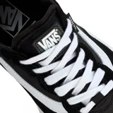 Championes Vans modelo UltraRange, color negro con detalles en blanco. Presentan una combinación de materiales textiles y gamuza, con la icónica banda lateral de la marca y suela de goma con diseño texturizado.