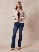 Jean de tiro alto, color azul, con corte bootcut y bolsillos delanteros y traseros.