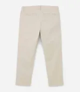 Pantalón de vestir color marrón, de corte slim y largo cropped. Confeccionado en tejido de algodón liso, con bolsillos laterales y traseros. Cierre frontal con botón y cremallera.