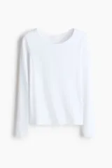 Remera de manga larga en punto de algodón, con cuello redondo y corte entallado.