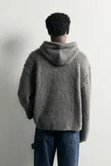 Jersey de punto con capucha ajustable, manga larga y corte regular fit, confeccionado en hilatura con lana.