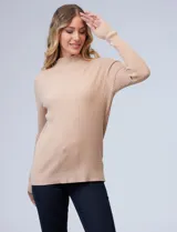 Buzo azul de tejido de punto con textura acanalada, cuello alto y mangas largas.