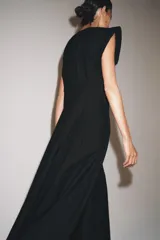 Vestido midi de Zara Woman Collection confeccionado en hilatura de algodón color celeste, con cuello redondo, manga corta y detalles de pliegues en la cintura. Presenta falda en línea evasé y cierre en la espalda con abertura y botón.