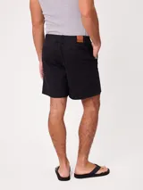 Bermuda de gabardina de algodón color beige, de corte regular, con bolsillos laterales y elástico en la parte trasera de la cintura.