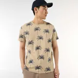 Remera de manga corta color beige con estampado integral de palmeras en azul marino, cuello redondo y corte clásico.