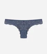 Bombacha bikini hilo Lov, confeccionada en encaje floral color celeste, con lateral mediano, detalle de moña y aplique metálico en la cintura.