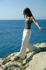 Pantalón oxford color nude de lino y rayón, con cintura elastizada, tiro alto y bolsillos laterales.