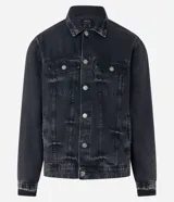 Campera de jean de hombre, color celeste claro con efecto desteñido y desgastado. Presenta cuello, manga larga, cierre frontal con botones blancos y dos bolsillos con solapa y botón en el pecho.