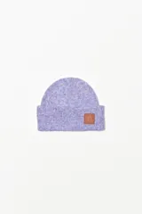 Gorro de lana tejido en color lavanda con motas de colores. Tiene un parche de cuero con el logo de la marca cosido en el frente.