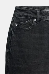 Jeans mom fit de tiro alto color negro con efecto lavado, diseño de cinco bolsillos y corte tobillero.