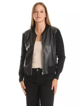 Campera tipo bomber combinada, con frente en cuero sintético y mangas y espalda tejidas. Presenta cuello a la base, cierre frontal y bolsillos laterales.