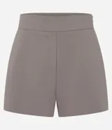 Short lila de tejido bengaline, con bolsillos delanteros y cremallera lateral.