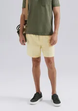 Bermuda de corte recto confeccionada en tela texturizada, con cintura elástica y cordón de ajuste frontal.