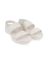 Sandalias de plataforma Hush Puppies con diseño de dos tiras anchas en el empeine y ajuste de velcro en el talón. Presentan una suela ergonómica con textura lateral y plantilla acolchada.