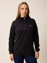 Suéter polar negro con cuello alto y cierre frontal parcial. Presenta mangas largas con puños elásticos y un pequeño logo bordado en el pecho.